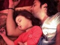 M.A.Z - عکس: خوابیدن بنیامین و دخترش در کنار یکدیگر