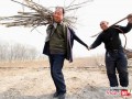 مرد نابینای چینی و دوست معلولش ۱۰ سال را صرف کاشتن ۱۰۰۰۰ درخت کردند