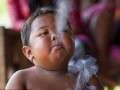 پسر ۲ ساله اندونزیایی که روزی ۴۰ نخ سیگار می کشد ویدئو - روژان