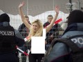 اعتراض دختران برهنه اوکراینی به اجلاس داووس + عکس