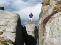 عكس جالب از توريست نروژي بر روي صخره