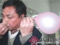 مردی که با گوش های خود بادکنک باد می کند +عکس::تازه های تکنولوژی