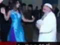 رقص شیخ سلفی با زن رقاصه / عکس