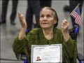 پیرترین زن ایرانی که به تابعیت آمریکا درآمد +عکس