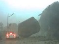 نجات معجزه آسا یک خودرو از ریزش وحشتناک کوه + عکس متحرک