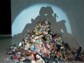 عکس: خلق اثر هنری بی نظیر با زباله و نور