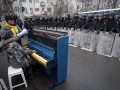 عکس: پیانو زدن جلوی پلیس ضد شورش !