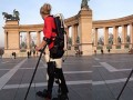 زن فلج وابسته به صندلی چرخدار توسط تکنولوژی دوباره راه رفتن را آغاز کرد!