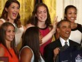 عکس -- شوخی انگشتی و تحقیر آمیز دختران بسکتبالیست امریکایی با اوباما!