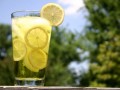 ۳ دلیل شگفت انگیز برای اضافه کردن لیمو به آب آشامیدنی خود