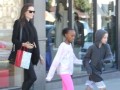 آنجلینا جولی همراه با دخترانش /تصاویر