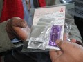 توزیع کاندوم به همراه بروشور آموزشی ایدز در مراکز کاهش آسیب