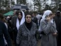 حضور هزاران نفر در مراسم تدفین دانشجویان مسلمان | نیکو