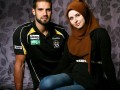 عکس -- بازیکن مسلمان لیگ فوتبال استرالیایی کنار همسر محجبه اش