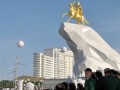 رئیس جمهور ترکمنستان مجسمه طلایش را ساخت