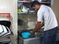 ظرفشویی قهرمان المپیک و تصاویر محل کار