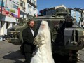 زوج جوانی که کنار تانک کودتاچیان ترکیه عروسی کردند  عکس - روژان