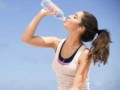 ۱۰ ضرر ایستاده آب نوشیدن برای بدن