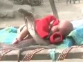 چهار مار کبری از یک کودک هندی مراقبت می‌کنند!+عکس