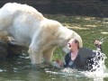 حرکت عجيب زن و حمله خرس‌هاي قطبي (تصويري)