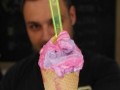 این بستنی در هنگام خورده شدن تغییر رنگ می‌دهد