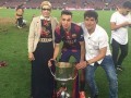 عکس --  بازیکن بارسلونا در کنار مادر مسلمان و محجبه‌اش!