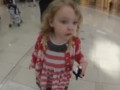 تماشا کنید: واکنش جالب دختر بچه‌ی آمریکایی به صدای اذان در یکی از پاساژهای دبی - روژان