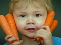 این پسر بچه با خوردن هویج نارنجی می‌شود - روژان