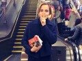 هدیه‌های بازیگر زن انگلیسی برای مسافران متروی لندن چیست؟‌
